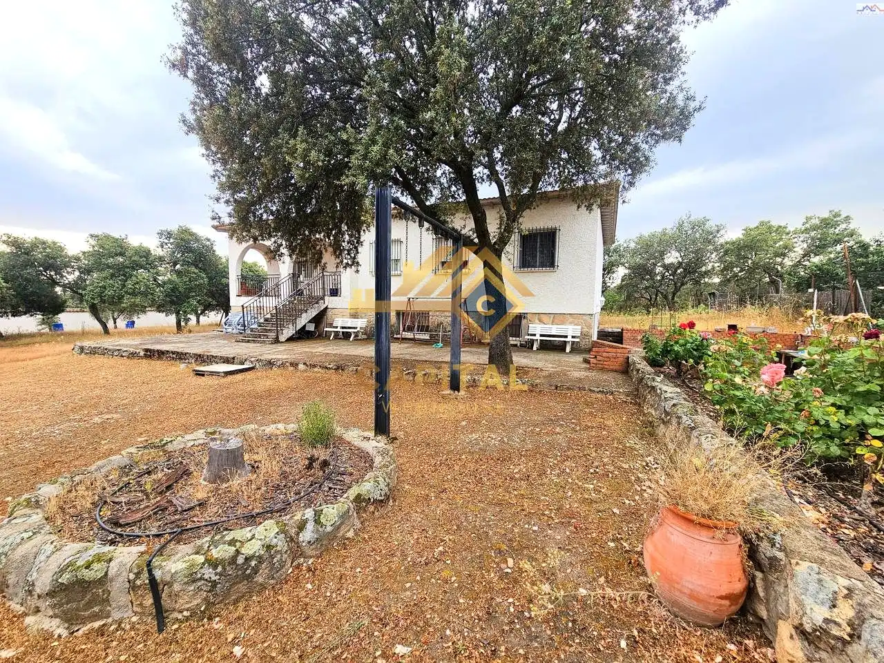 Vista exterior de Casa o xalet en venda en Villa del Prado amb Traster i Piscina
