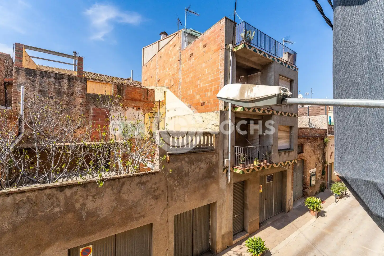 Vista exterior de Casa adosada en venda en Montbrió del Camp amb Balcó