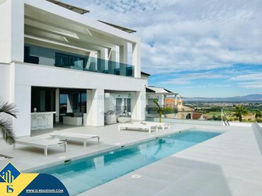 Chalet con balcón en venta en Rojales