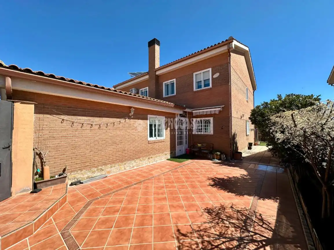 Vista exterior de Casa adosada en venta en Pioz con Aire acondicionado y Calefacción