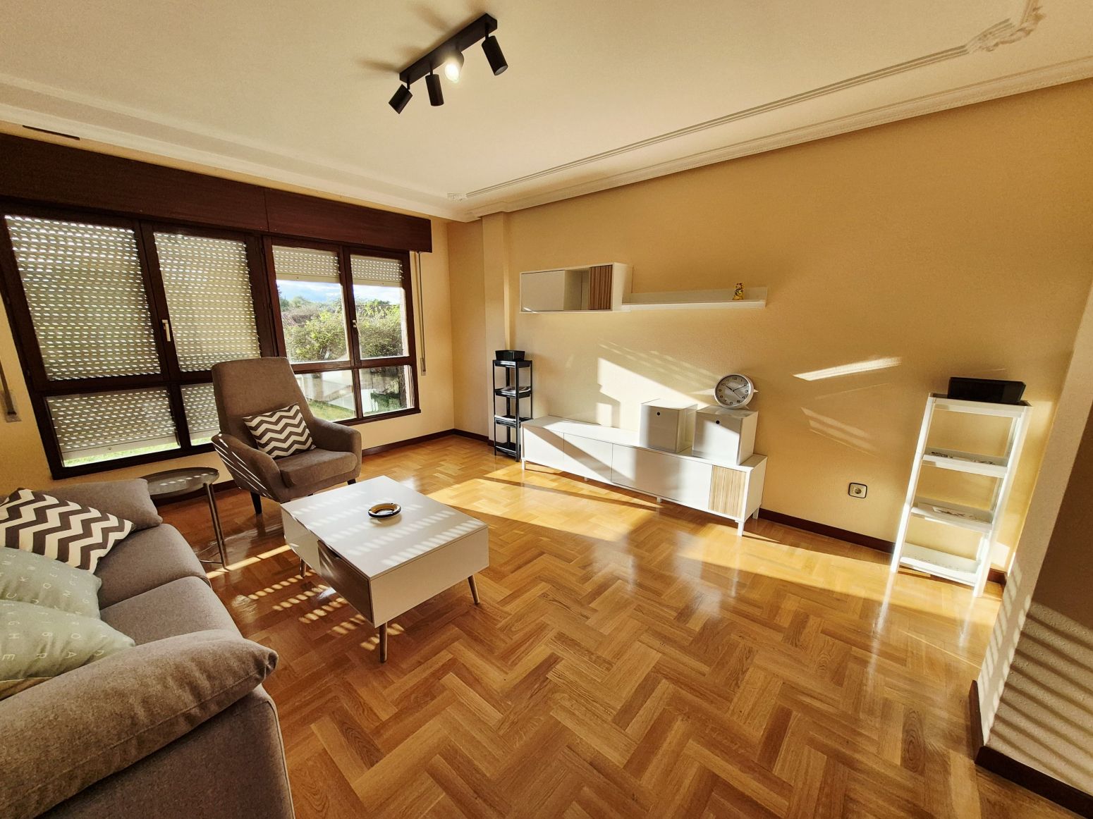Sala de estar de Piso en venta en Avilés con Calefacción, Parquet y Trastero