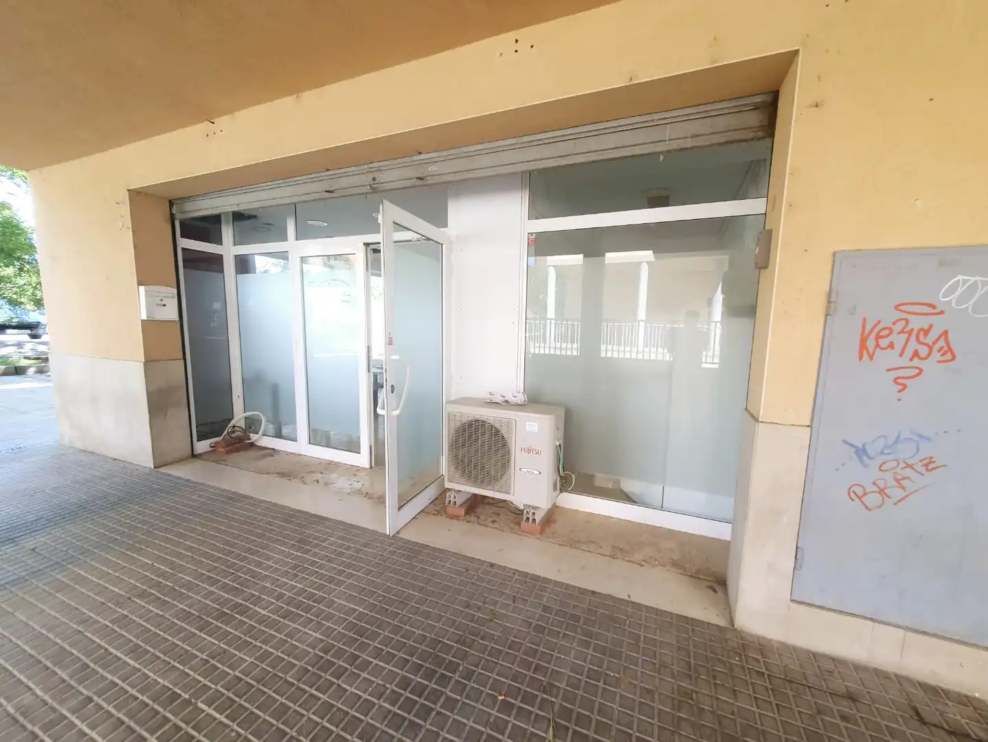 Commercial properties for rent in Piera  with Air Conditioner