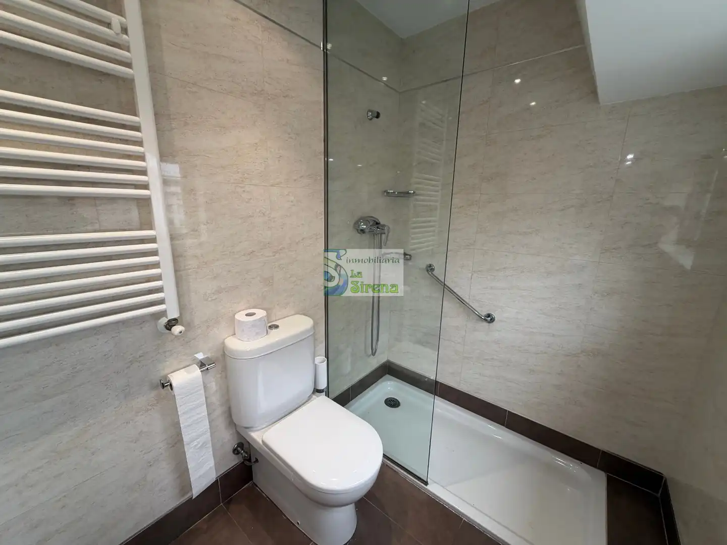Baño de Piso en venta en Castro-Urdiales con Calefacción, Terraza y Piscina