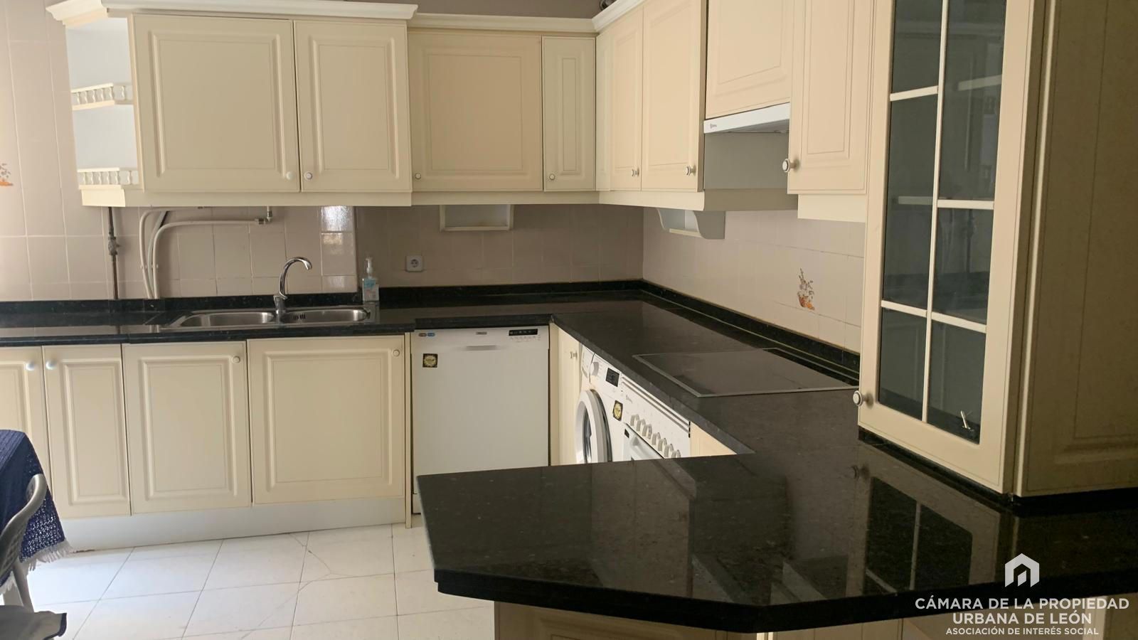 Cocina de Piso de alquiler en León Capital  con Calefacción, Terraza y Amueblado