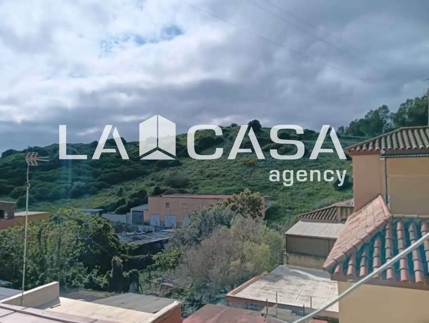 Vista exterior de Casa o xalet en venda en Algeciras amb Terrassa i Traster