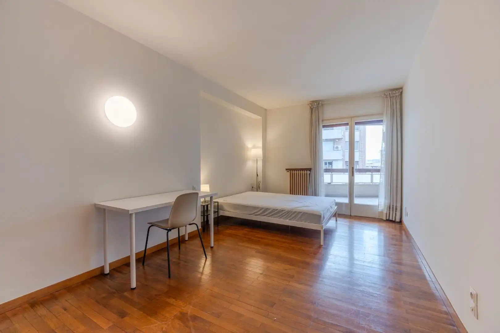 Dormitori de Apartament de lloguer en Girona amb Calefacció, Parquet i Terrassa