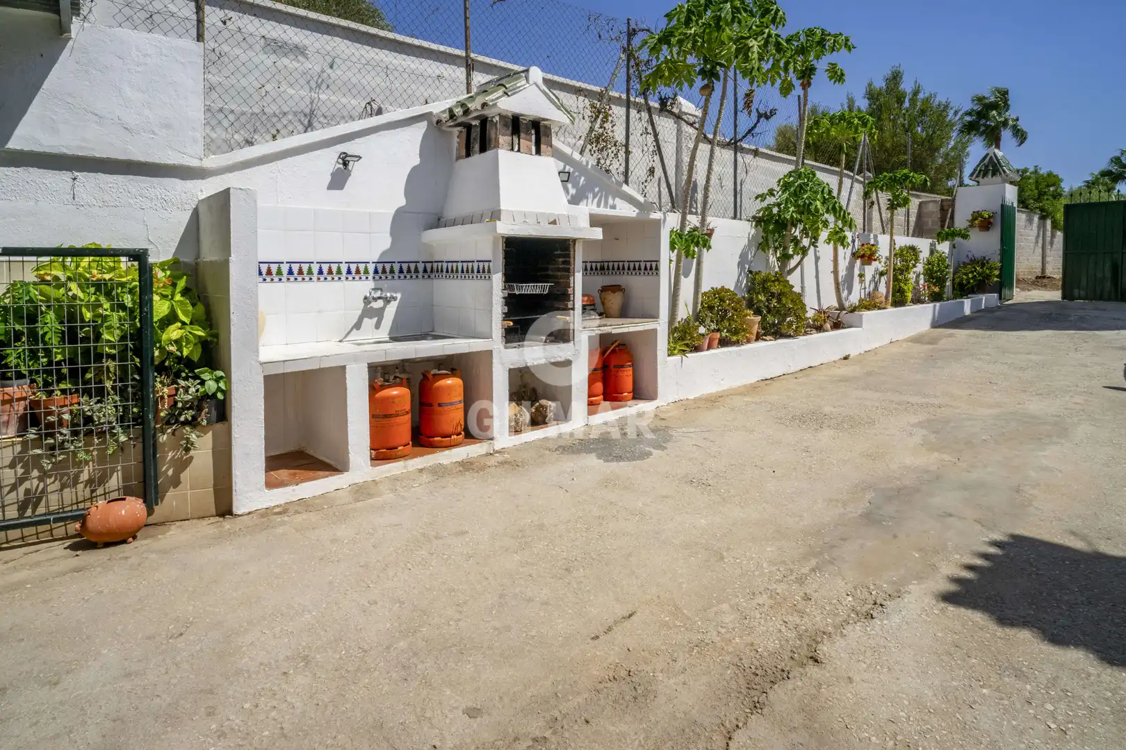 Vista exterior de Casa o xalet en venda en Estepona amb Jardí privat i Piscina