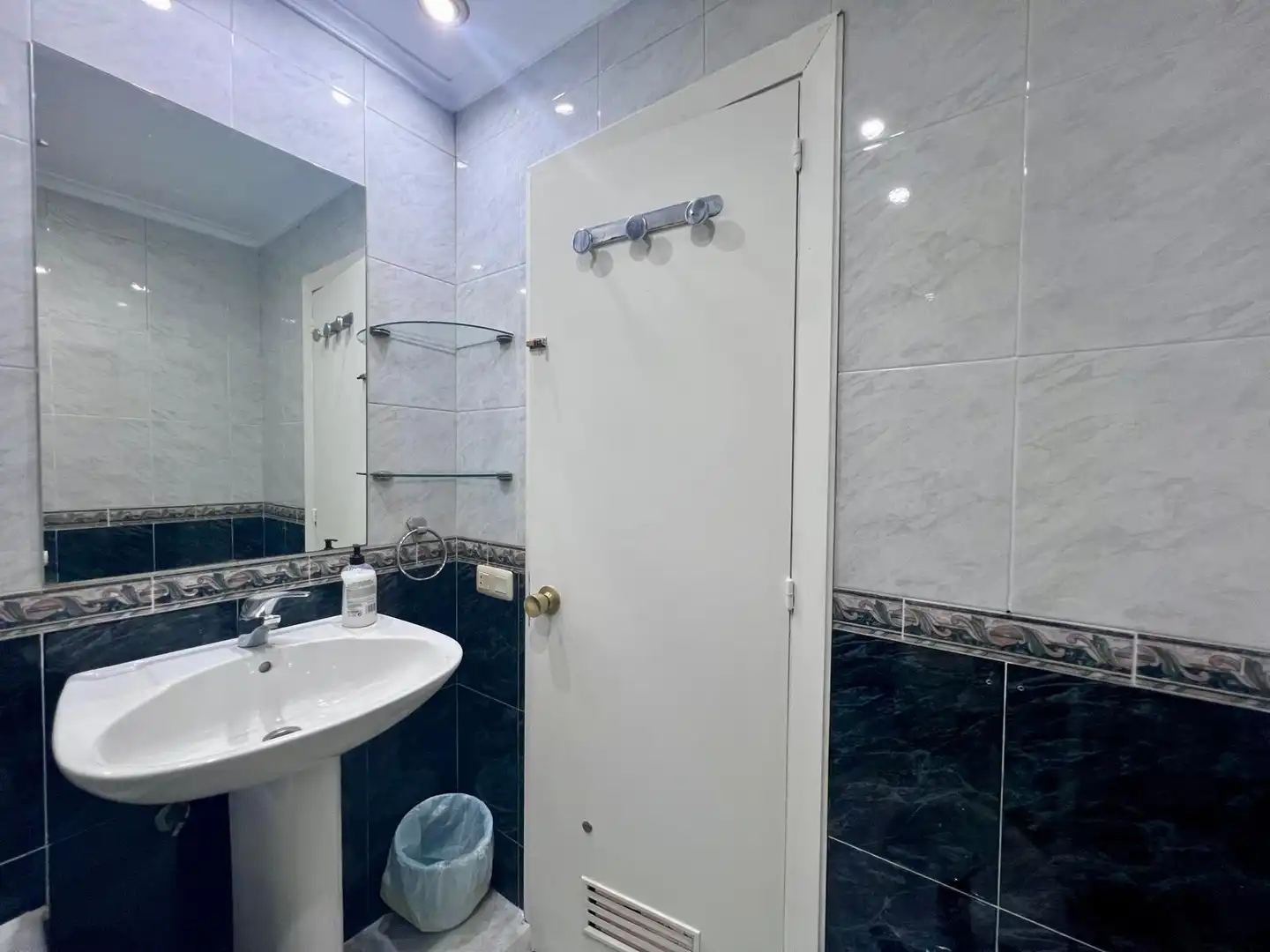 Bathroom of Flat for rent in Oviedo   with Heating and Furnished