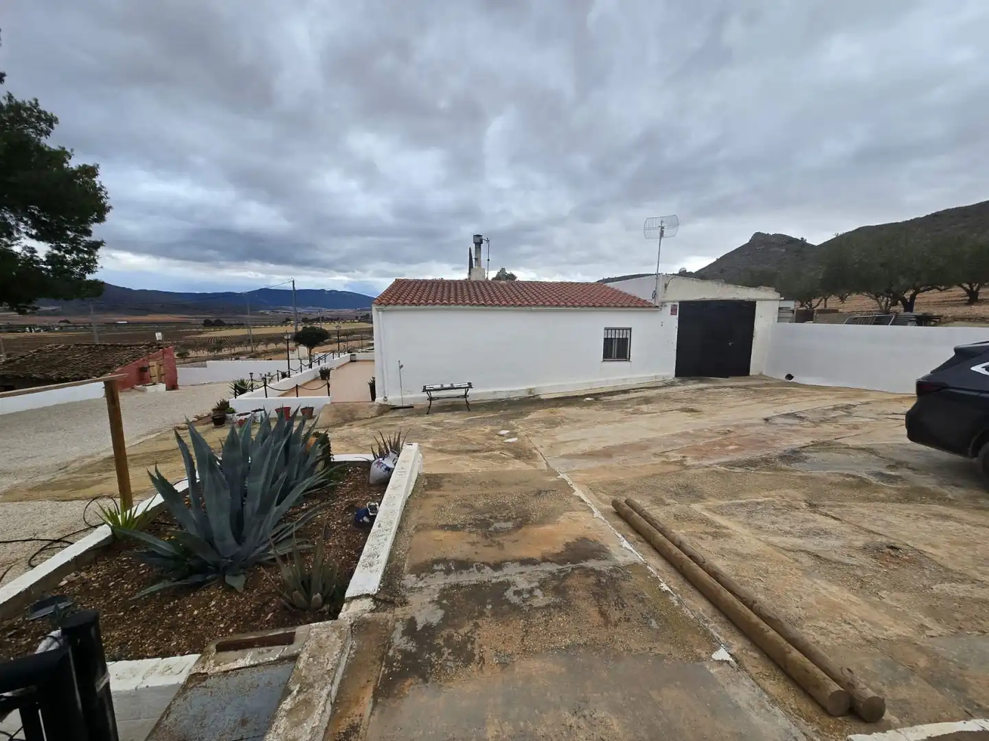 Vista exterior de Casa o xalet en venda en Yecla amb Jardí privat, Terrassa i Piscina