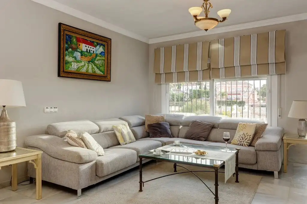 Sala d'estar de Casa o xalet en venda en Mijas amb Aire condicionat, Jardí privat i Terrassa