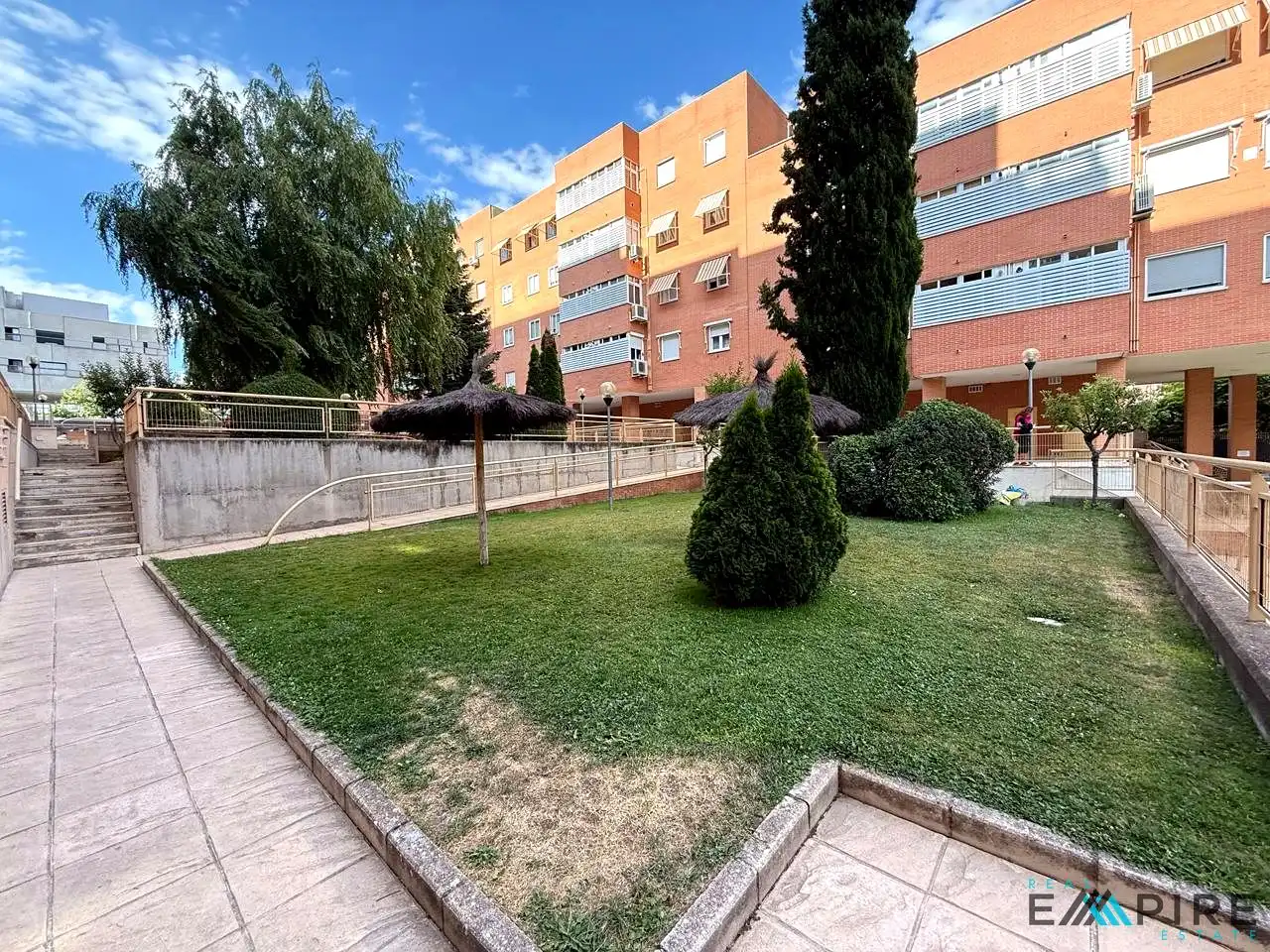 Vista exterior de Pis en venda en Madrid amb Calefacció, Traster i Piscina