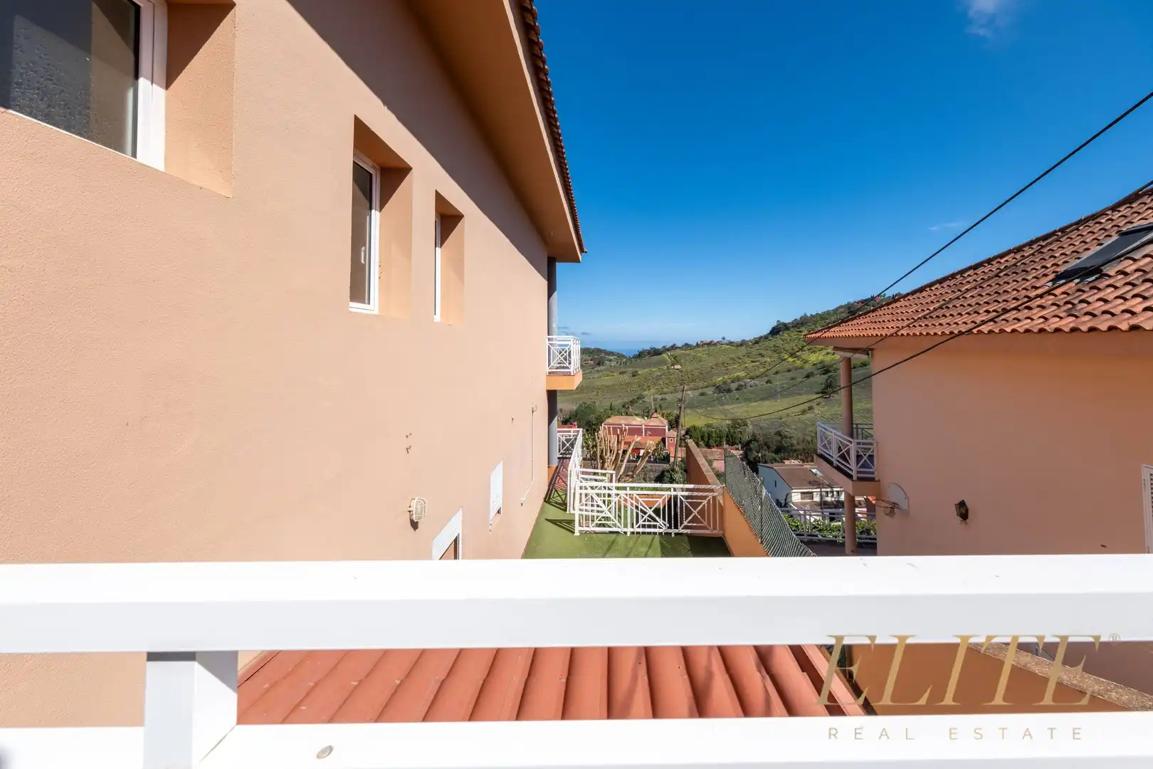 Außenansicht von Einfamilien-Reihenhaus zum Verkauf in Santa Brígida mit Parkett
