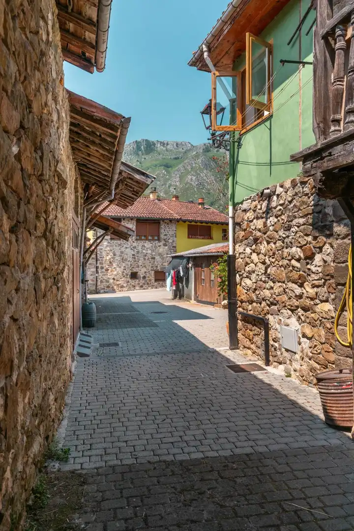 Vista exterior de Casa o xalet en venda en Sobrescobio amb Balcó
