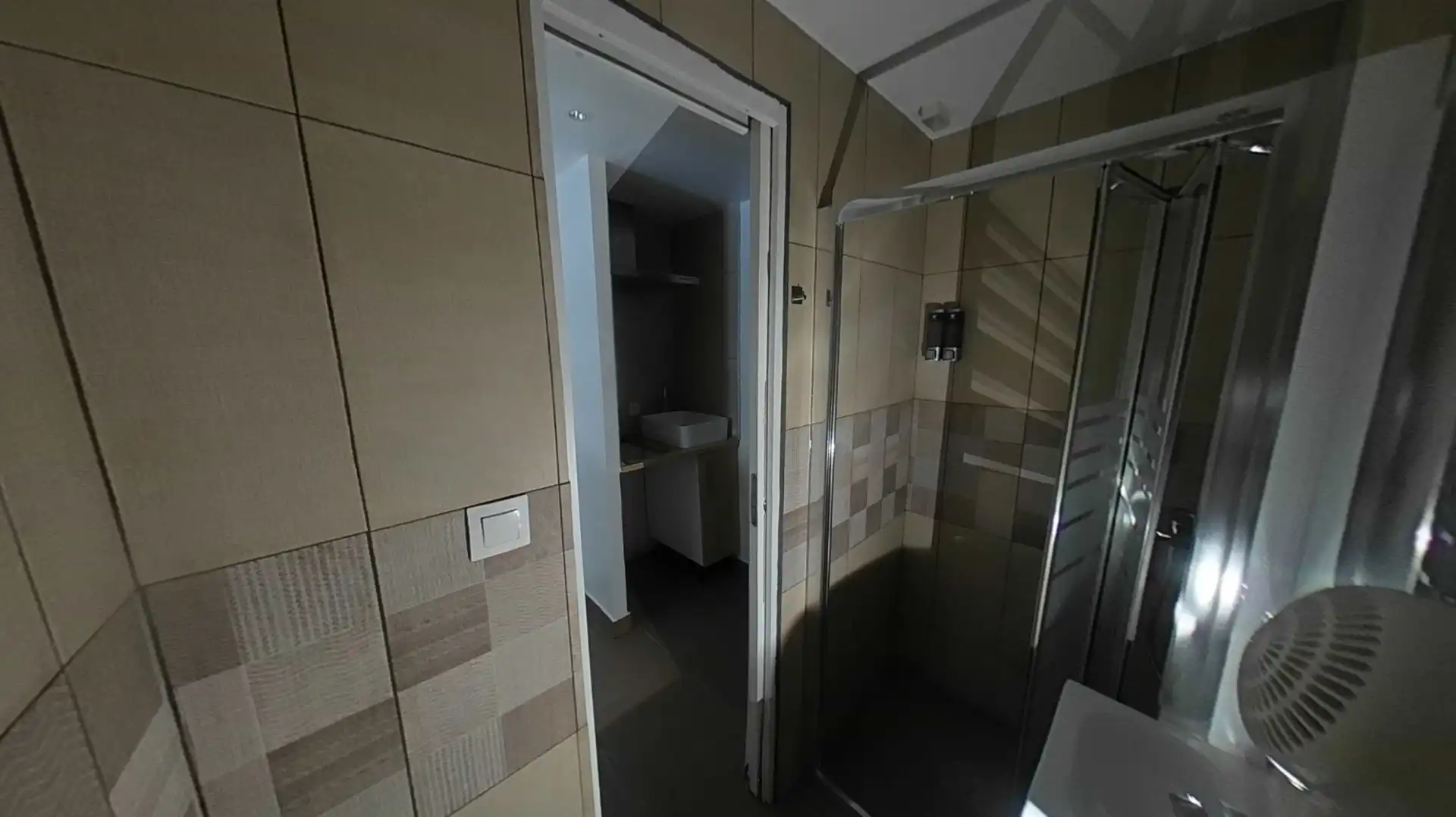 Bathroom of Ground floor for sale in Barcelona  with Air Conditioner and Alarm