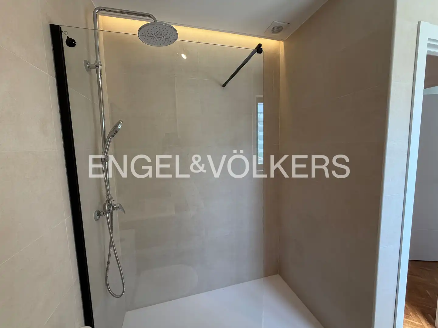 Bany de Apartament de lloguer en Madrid amb Aire condicionat, Calefacció i Parquet