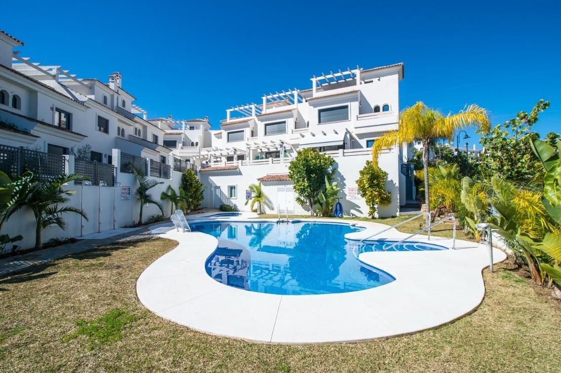 Vista exterior de Casa adosada en venda en Estepona amb Aire condicionat, Calefacció i Terrassa