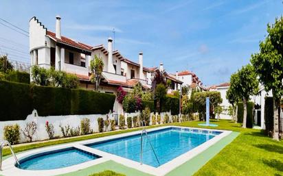 Vista exterior de Casa o xalet en venda en El Vendrell amb Aire condicionat, Terrassa i Piscina