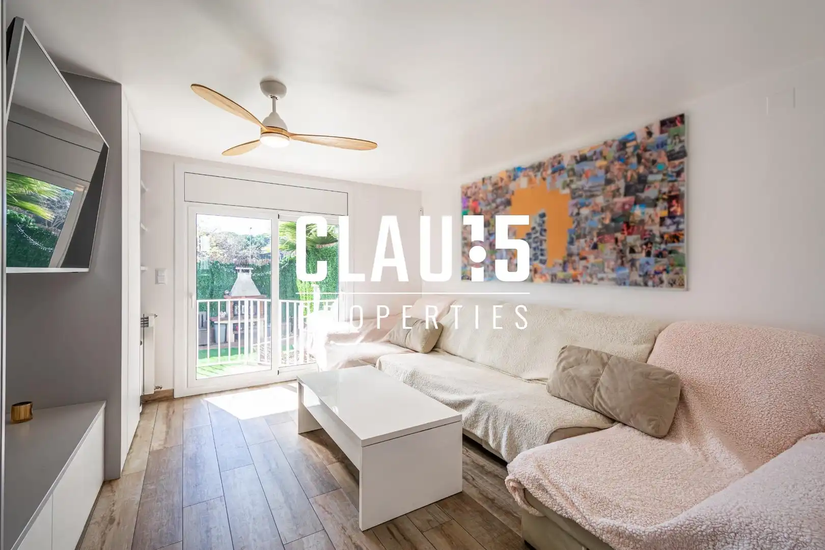 Sala de estar de Casa adosada en venta en Santa Susanna con Jardín privado y Balcón