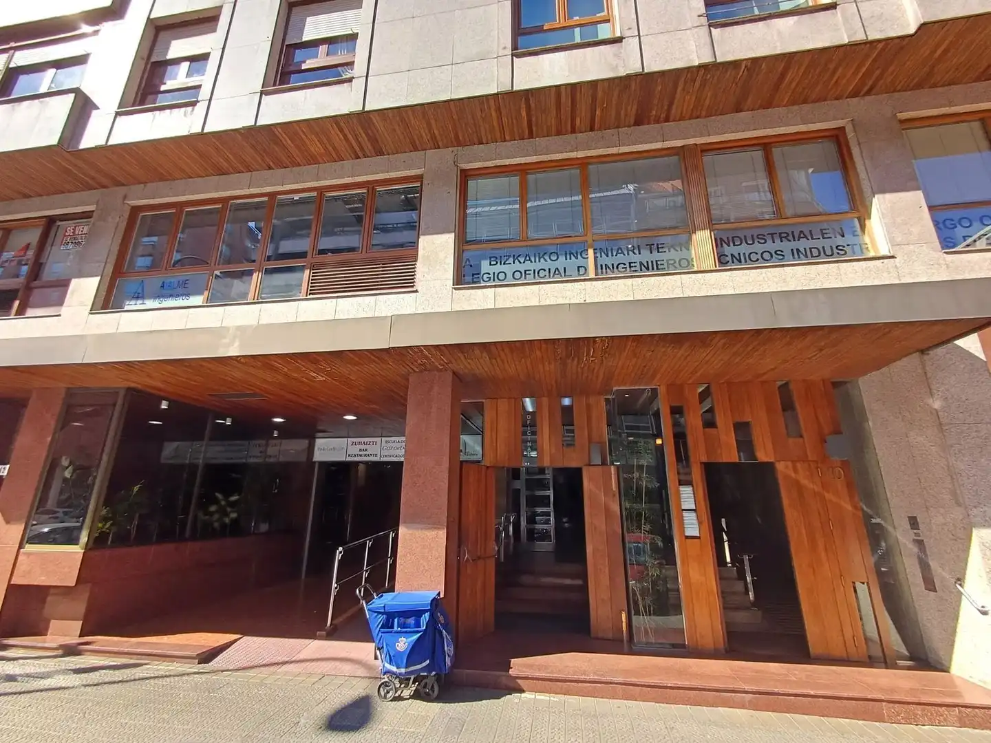 Vista exterior de Oficina en venda en Bilbao  amb Calefacció