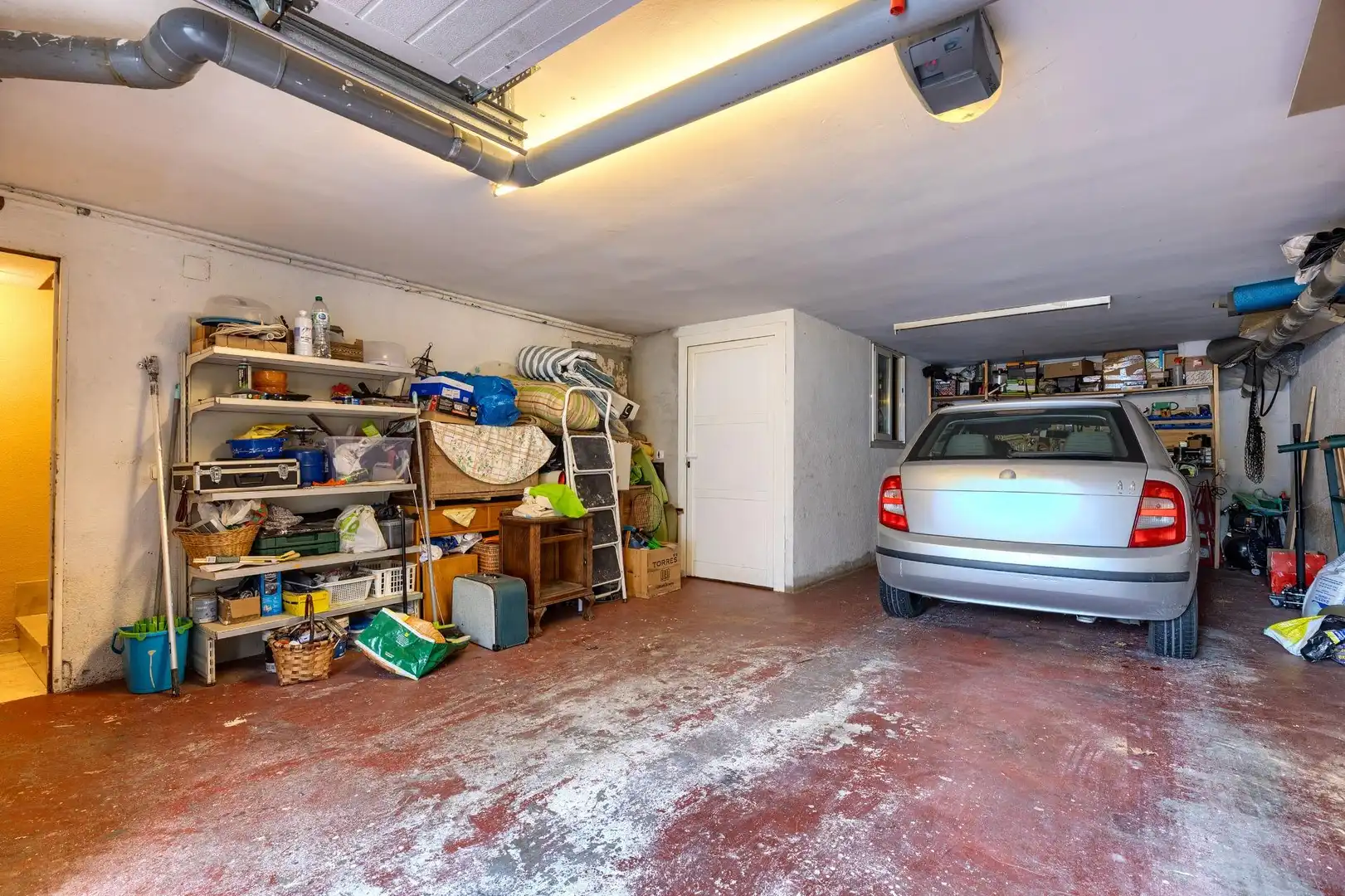 Parkplatz von Einfamilien-Reihenhaus zum Verkauf in San Lorenzo de El Escorial mit Heizung, Privatgarten und Abstellraum