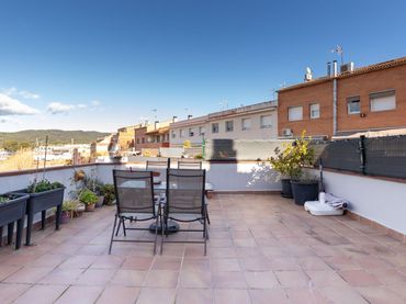 Casa amb balcó en venda a Viladecavalls