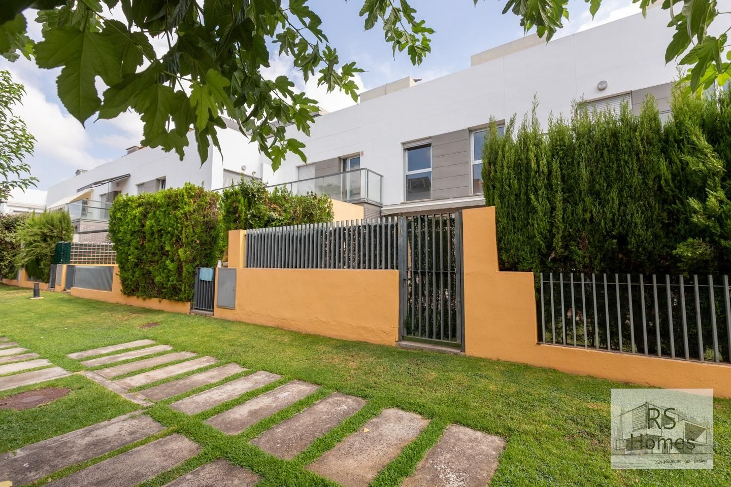 Exterior view of Single-family semi-detached for sale in San Antonio de Benagéber  with Air Conditioner, Heating and Private garden