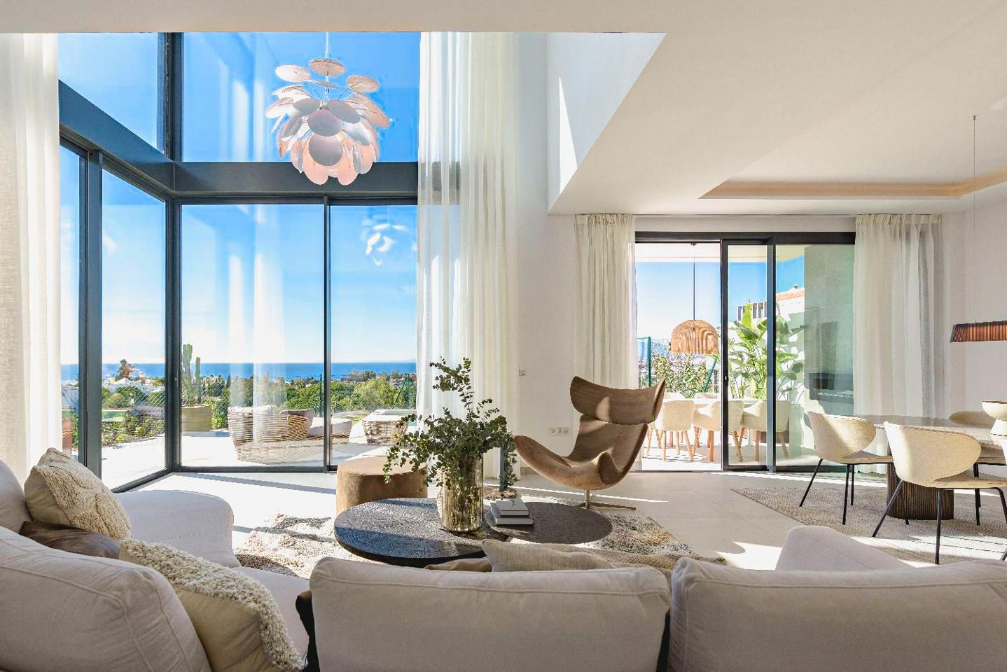 Sala de estar de Casa adosada en venta en Marbella con Aire acondicionado, Calefacción y Jardín privado