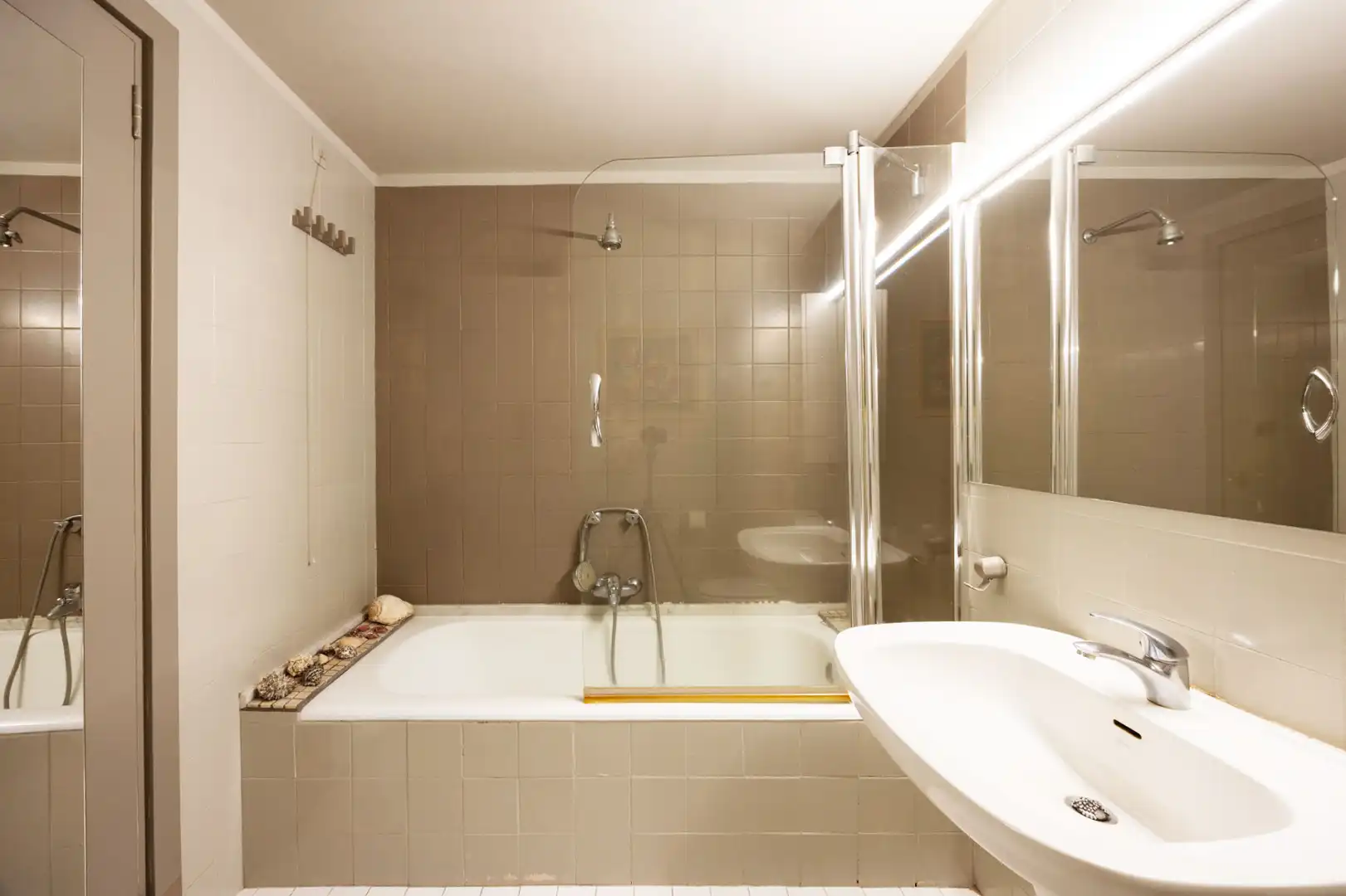 Bathroom of Flat for sale in Madrid  with Air Conditioner, Heating and Terrace
