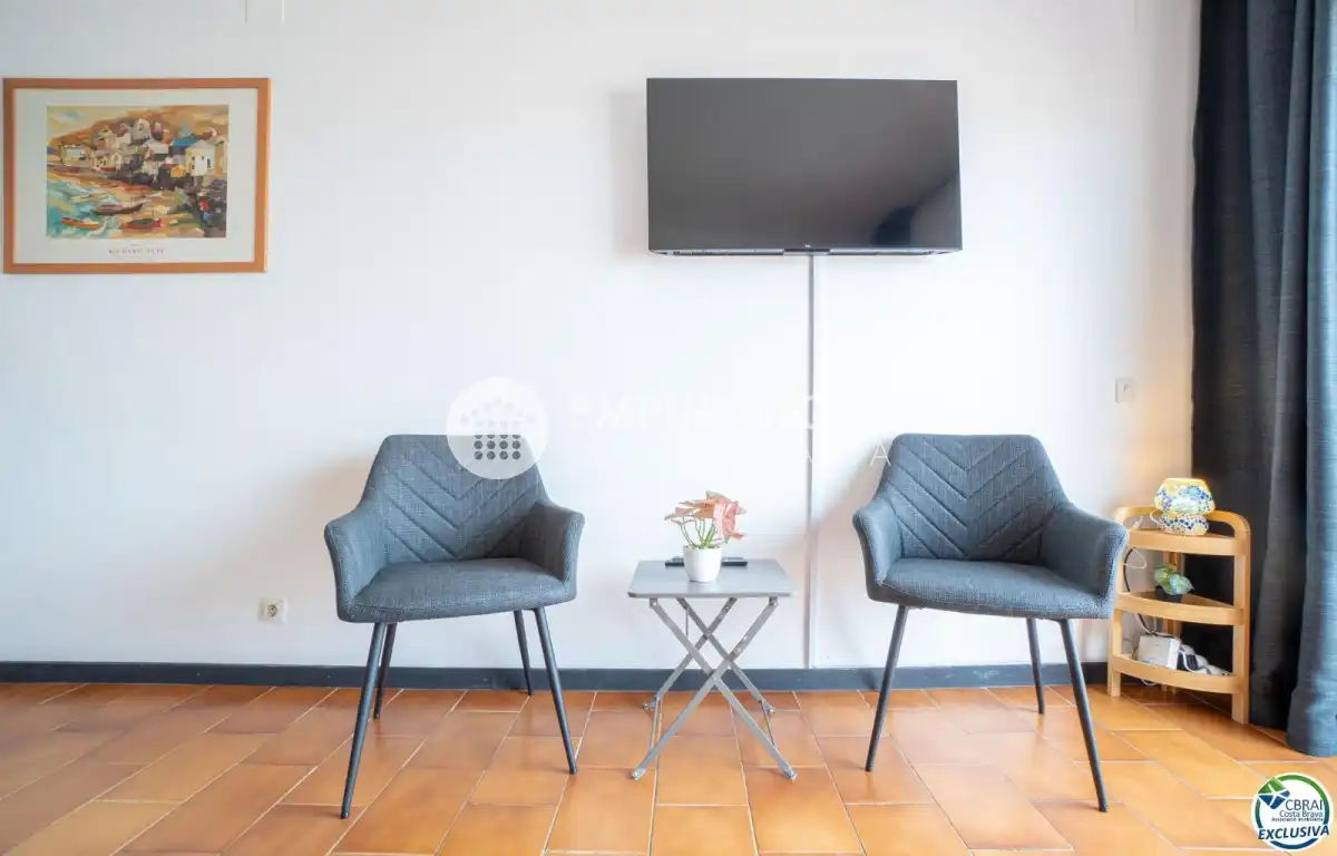 Sala d'estar de Apartament en venda en Empuriabrava amb Aire condicionat, Piscina i Moblat