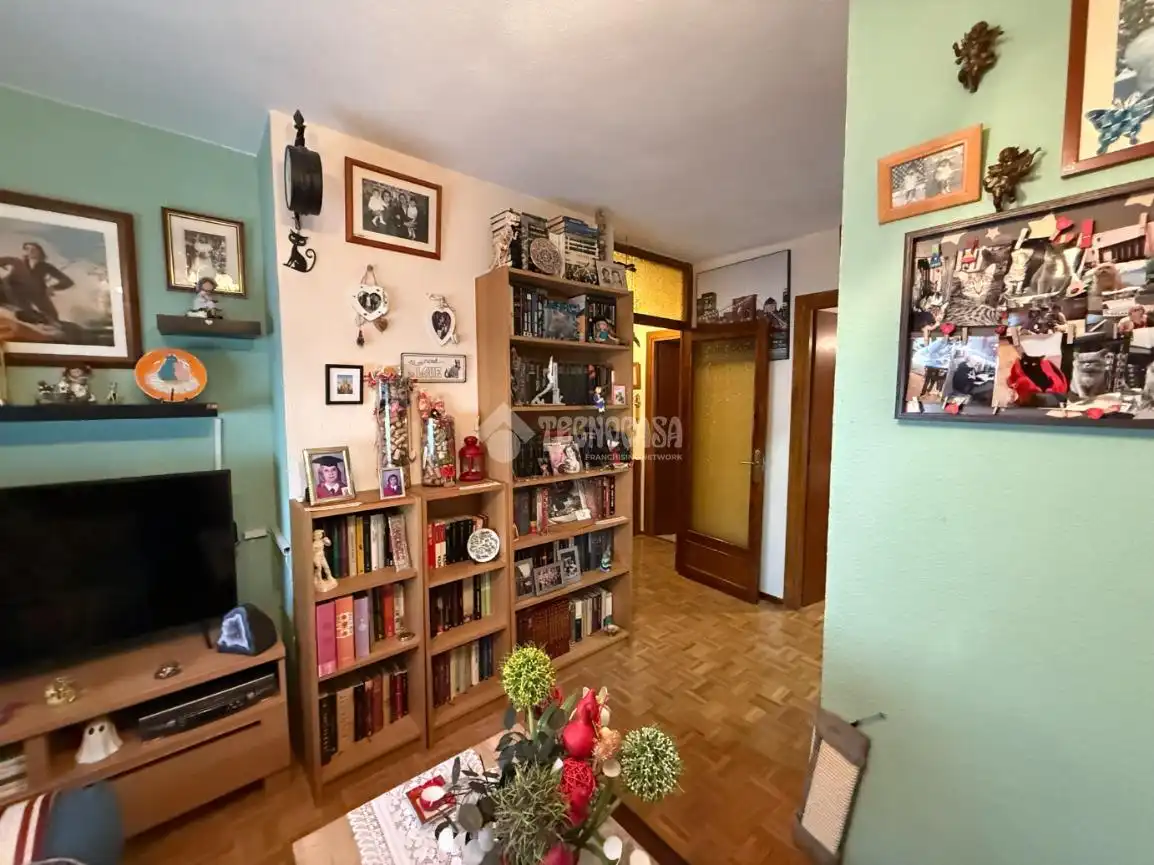 Living room of Flat for sale in Madrid  with Heating, Parquet flooring and Storage room