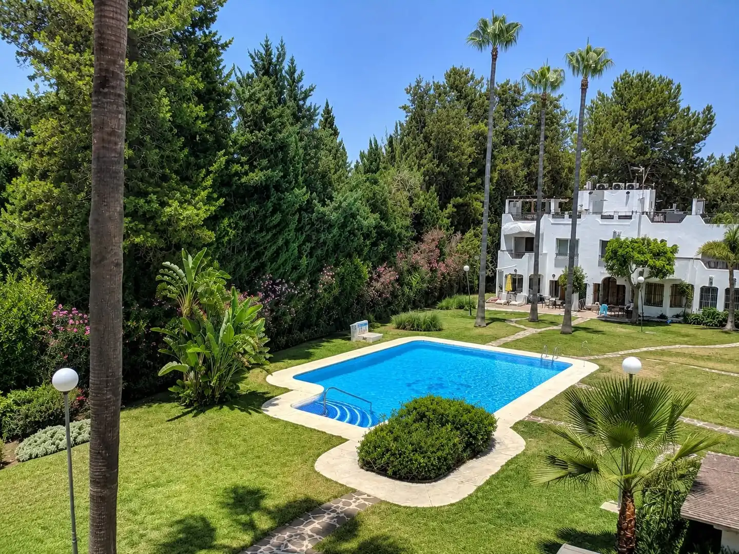 Jardí de Casa adosada en venda en Marbella amb Aire condicionat, Terrassa i Piscina