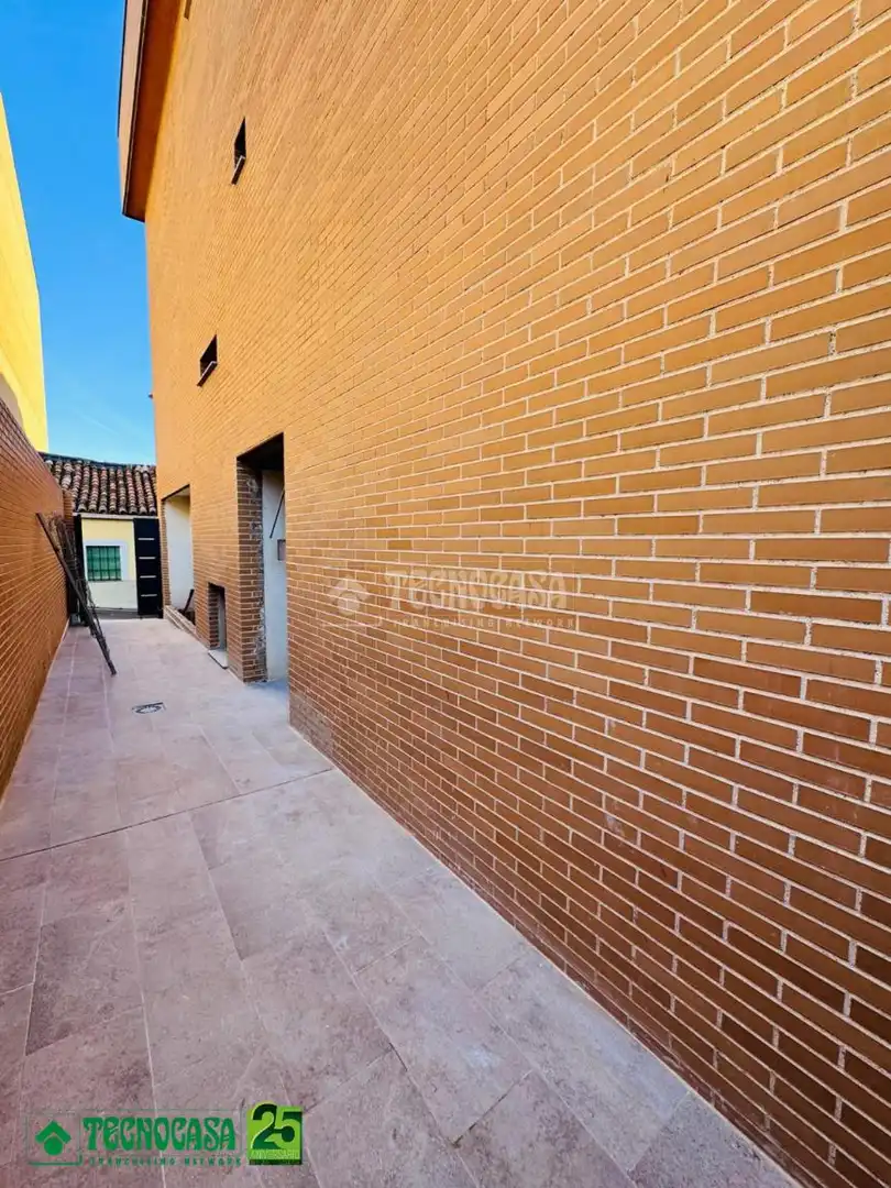 Exterior view of Duplexes for sale in Toledo  with Air Conditioner