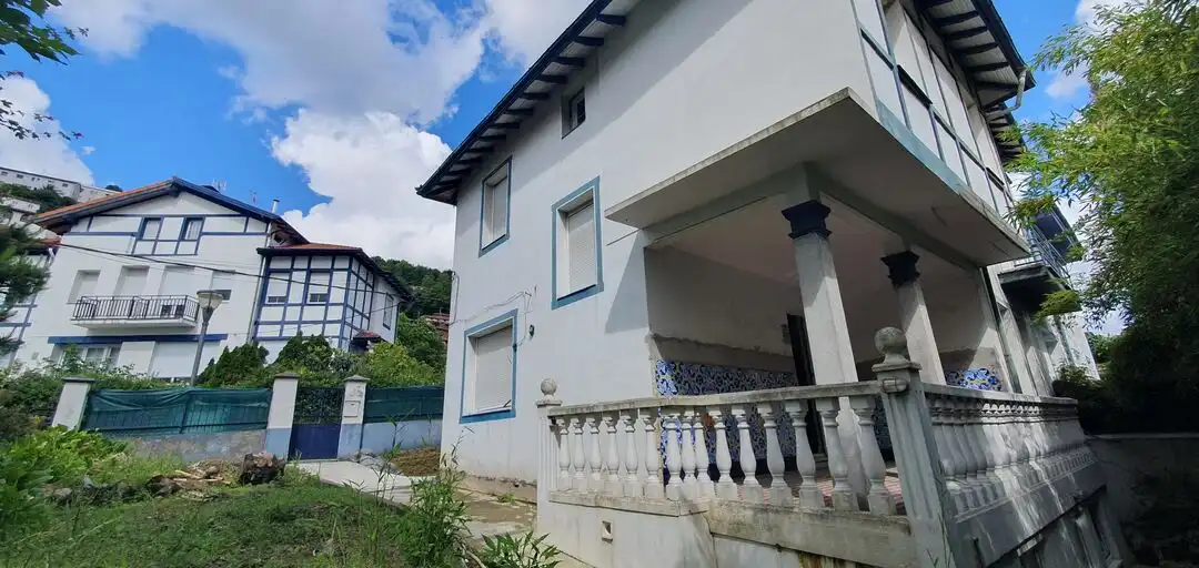 Vista exterior de Casa adosada en venda en Bilbao  amb Aire condicionat, Calefacció i Jardí privat