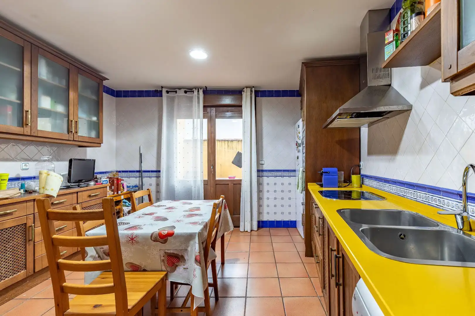 Cuina de Casa adosada en venda en Villanueva de la Vera amb Aire condicionat i Calefacció