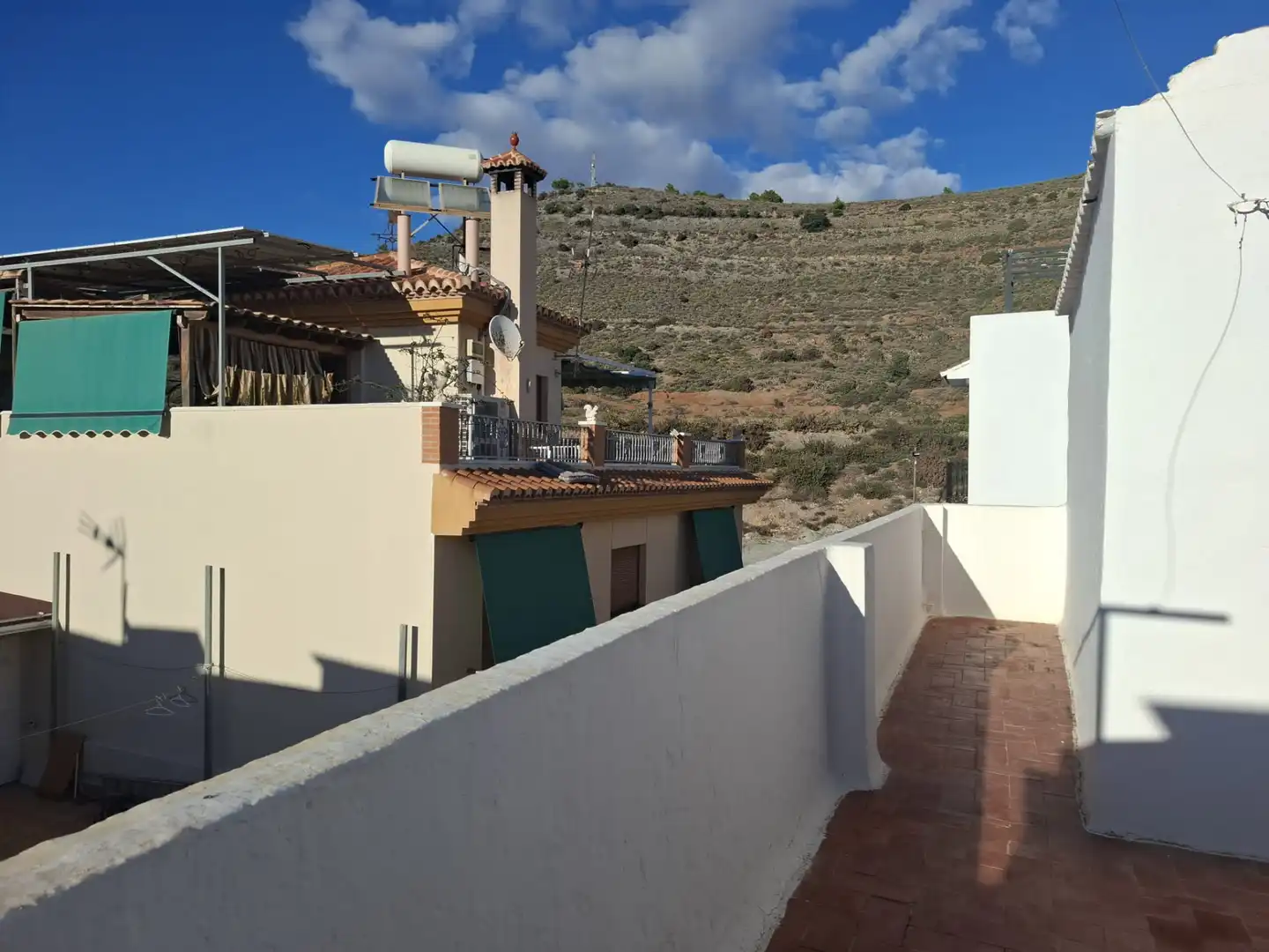Vista exterior de Casa o xalet en venda en Torrenueva Costa amb Terrassa, Traster i Moblat