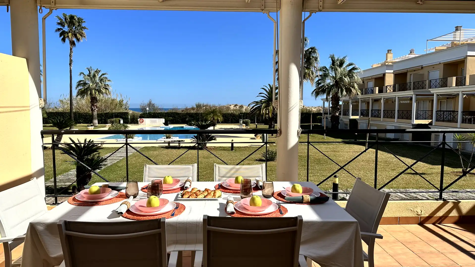 Terrasse von Wohnungen zur Miete in Oliva mit Klimaanlage, Heizung und Privatgarten