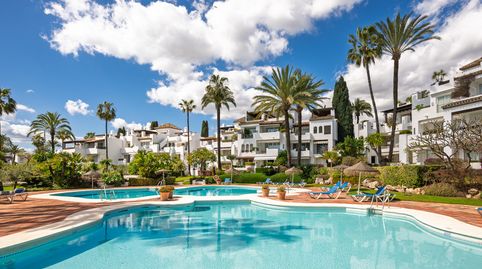 Espectacular Amplio apartamento en planta baja en Urbanización PRIMERA LÍNEA DE PLAYA en Estepona.