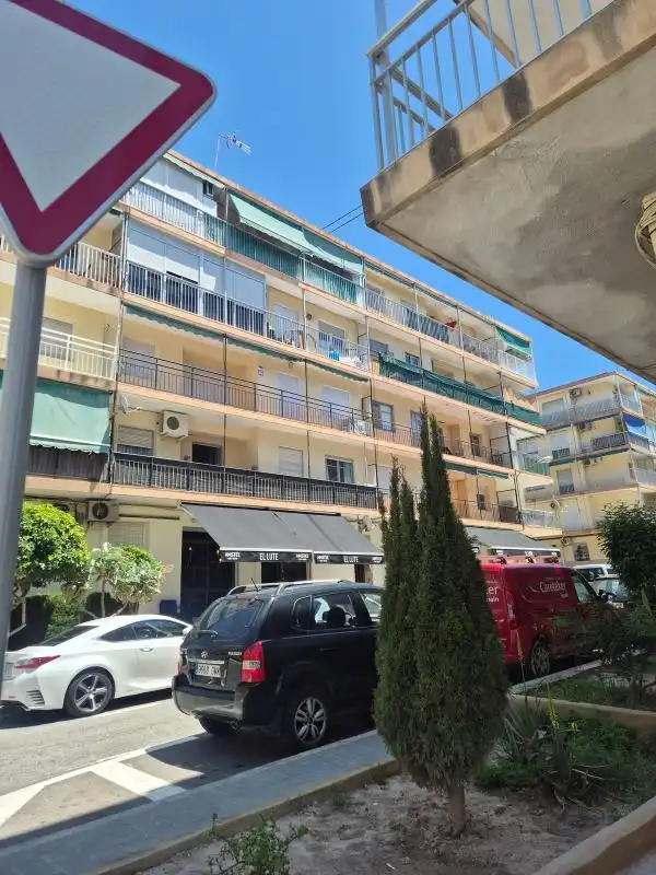 Vista exterior de Local en venda en Alicante / Alacant amb Calefacció