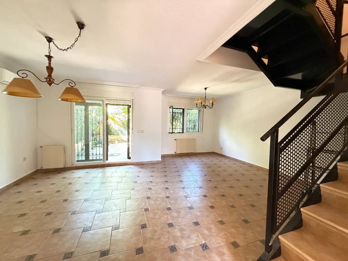 Einfamilien-Reihenhaus zum Verkauf in Rivas-Vaciamadrid mit Klimaanlage, Heizung und Privatgarten