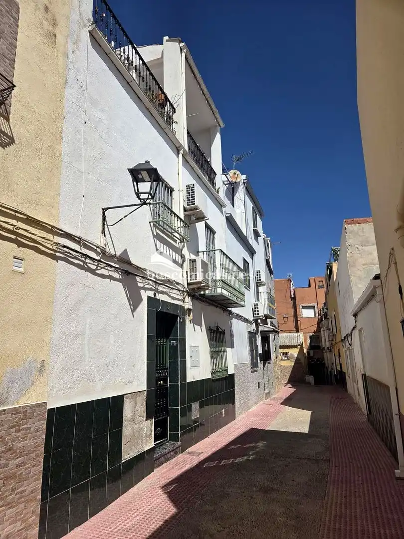 Vista exterior de Casa adosada en venda en Jaén amb Aire condicionat, Terrassa i Moblat