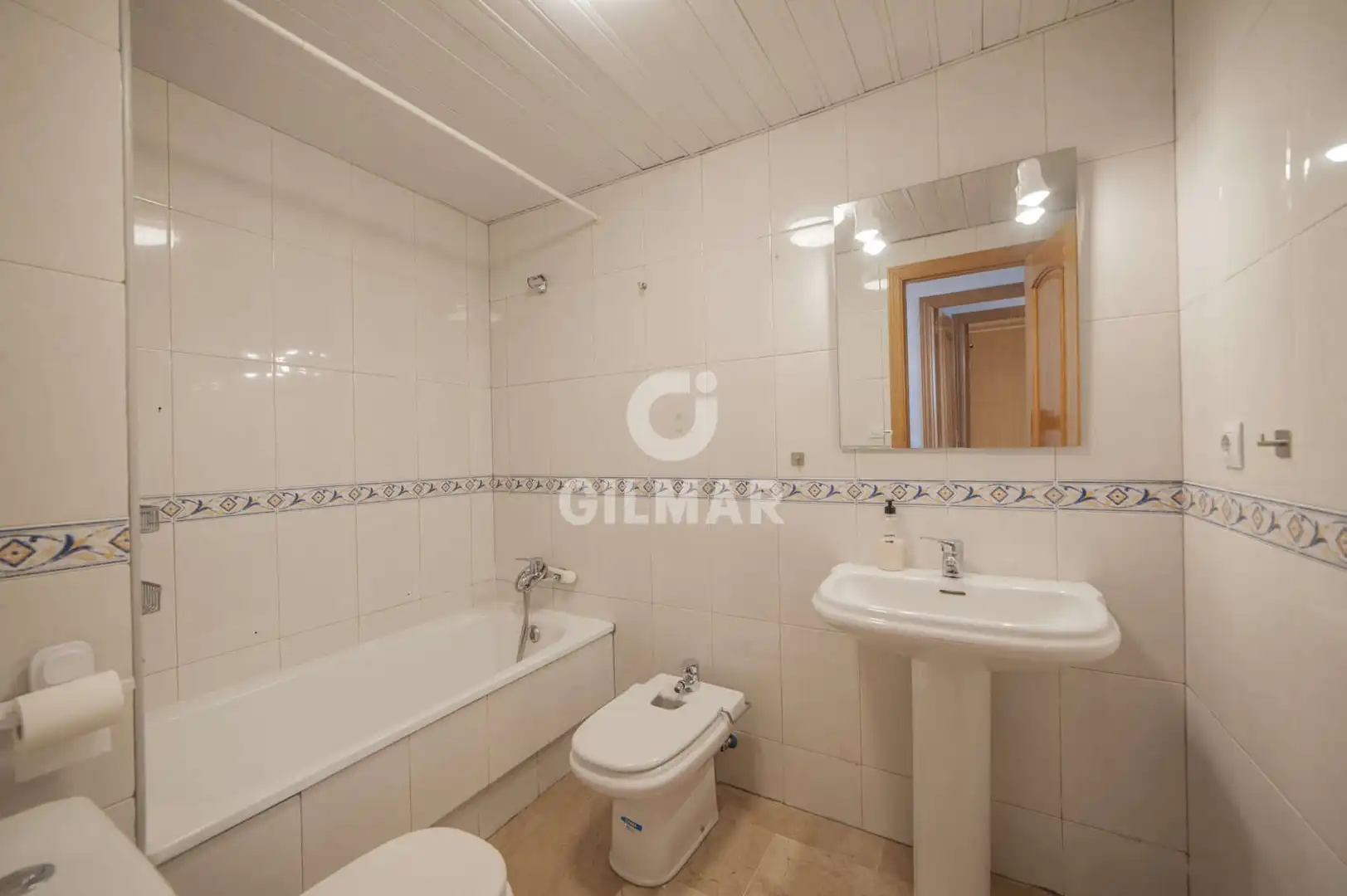 Baño de Piso en venta en Sevilla con Calefacción, Jardín privado y Trastero