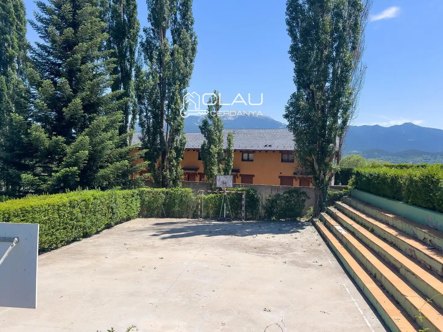 Parkplatz von Einfamilien-Reihenhaus zur Miete in Isòvol mit Heizung, Parkett und Terrasse