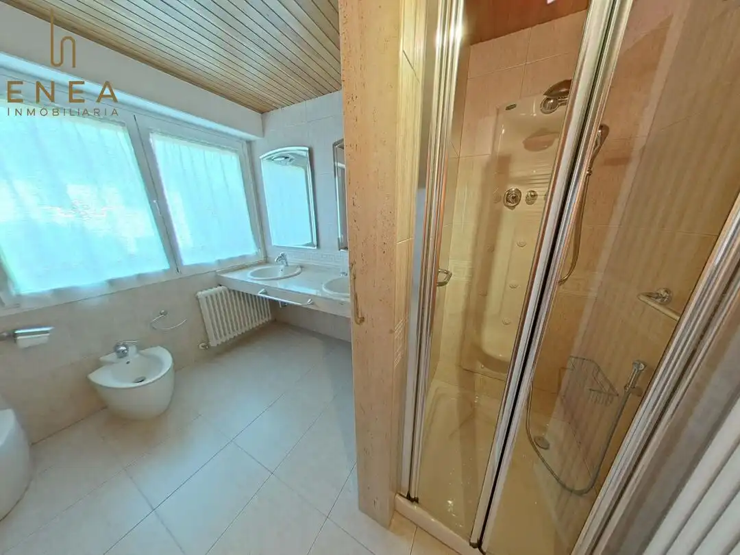 Baño de Casa o chalet en venta en Vitoria - Gasteiz con Calefacción, Jardín privado y Trastero