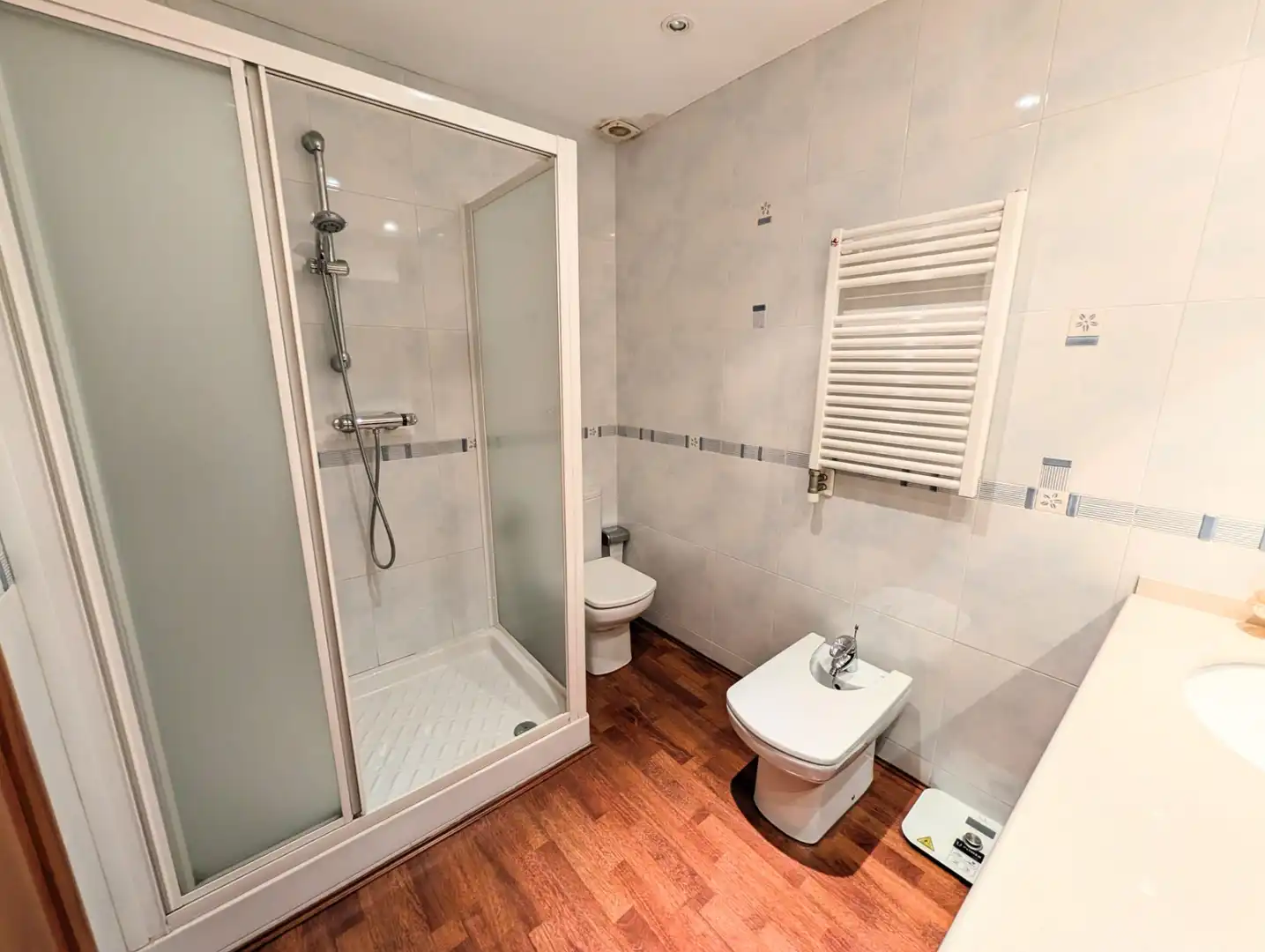 Baño de Casa o chalet en venta en Santa Coloma de Gramenet con Aire acondicionado, Calefacción y Parquet