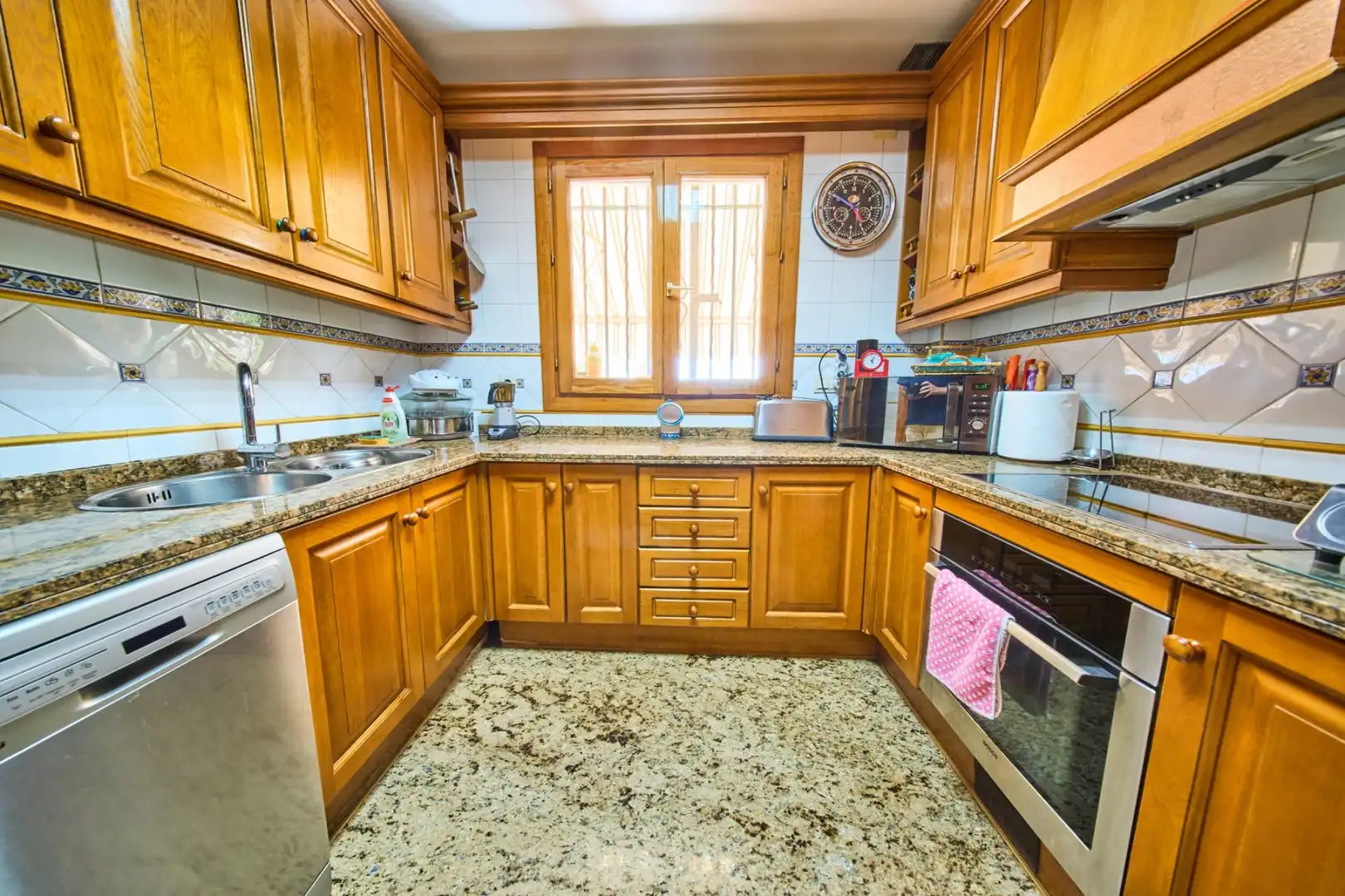 Cocina de Casa o chalet en venta en Granada con Aire acondicionado, Calefacción y Jardín privado