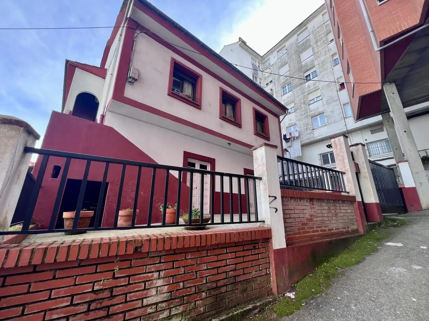 Vista exterior de Casa o xalet en venda en Oviedo  amb Calefacció i Traster