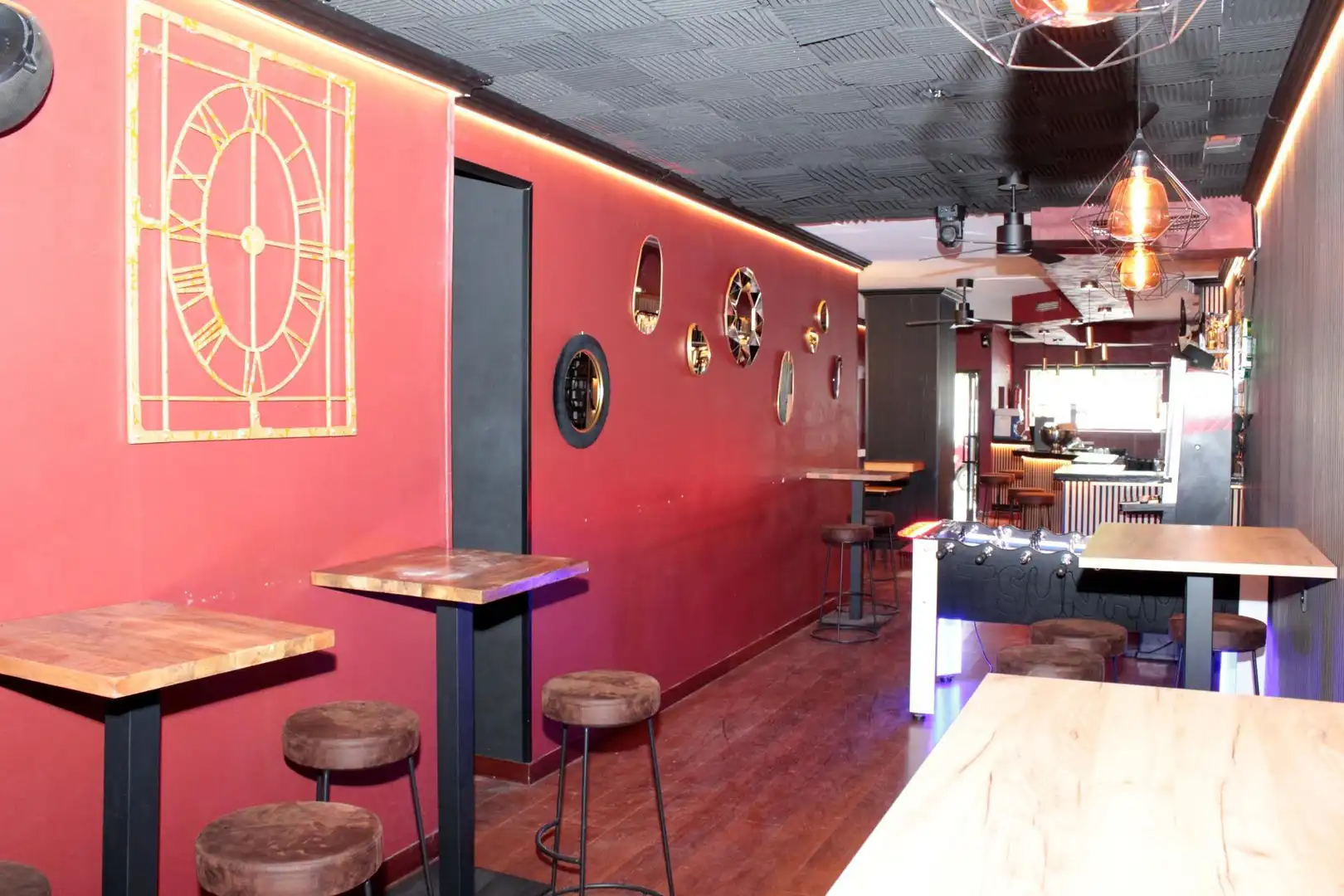 Commercial properties for rent in Calle Betis, Triana Casco Antiguo