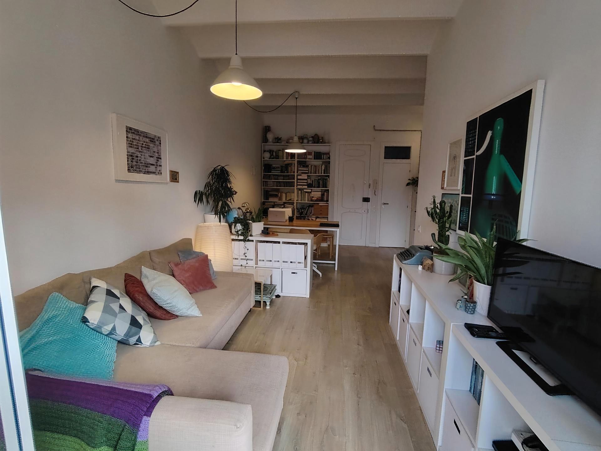 Living room of Flat for sale in L'Hospitalet de Llobregat  with Parquet flooring, Furnished and Oven