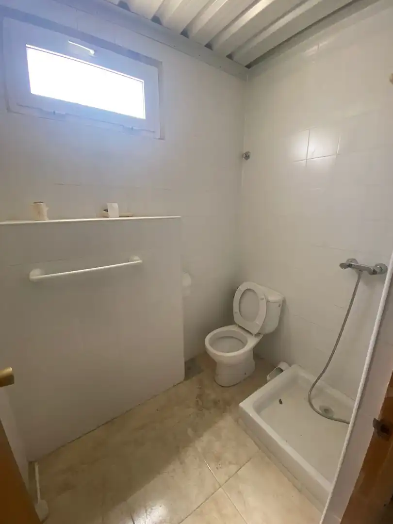 Badezimmer von Fabrikhallen zur Miete in Alovera