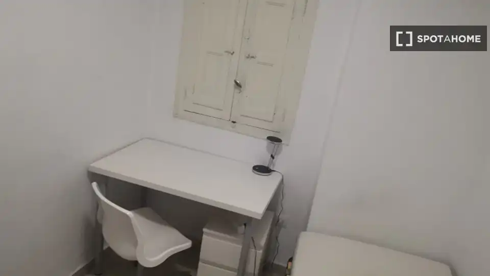 Bedroom of Flat for share in Valencia  with Air Conditioner, Heating and Furnished